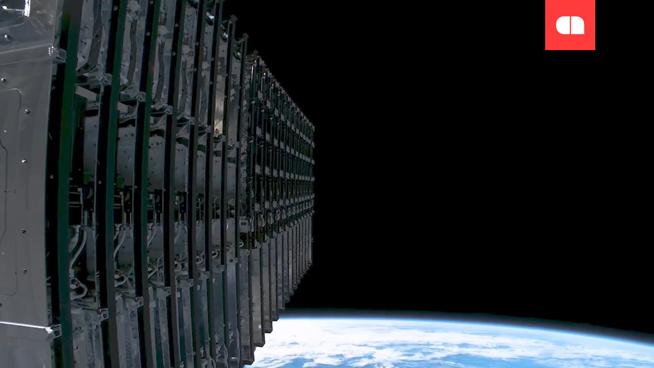 SpaceX знизить орбіту своїх супутників. Для чого це потрібно?