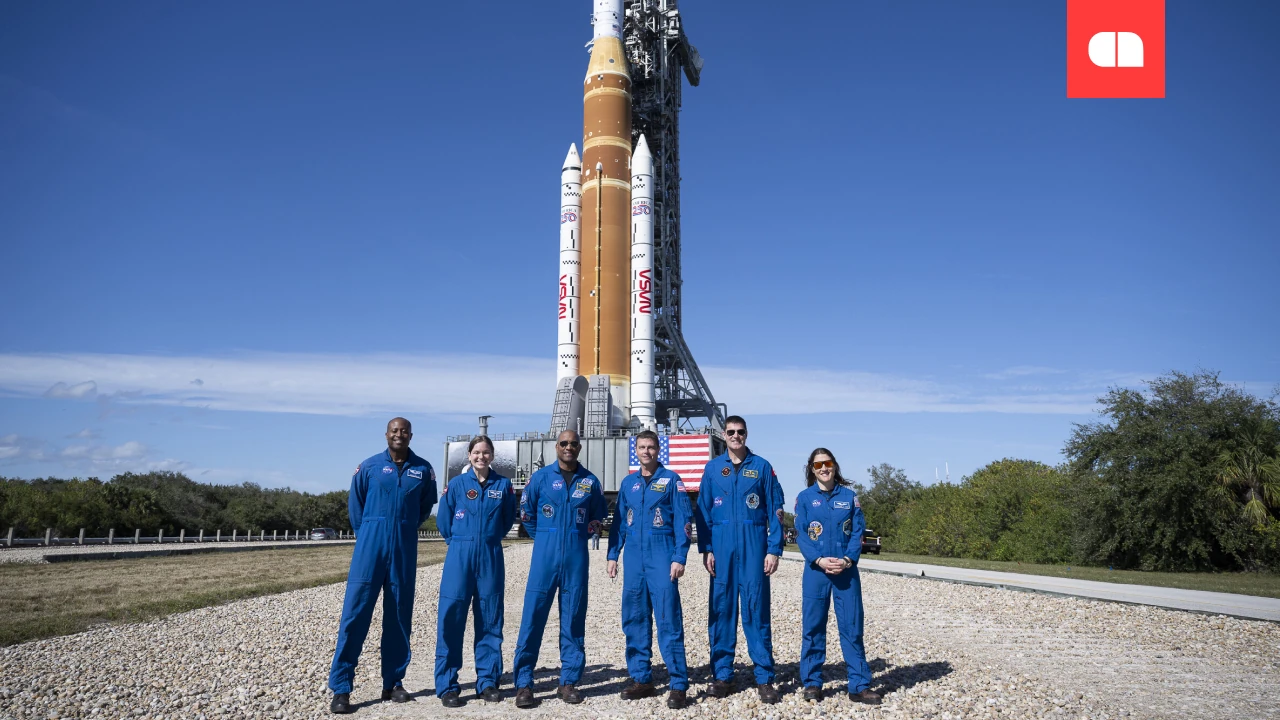 NASA перевезла ракету SLS на стартовий майданчик для місячної місії Artemis II